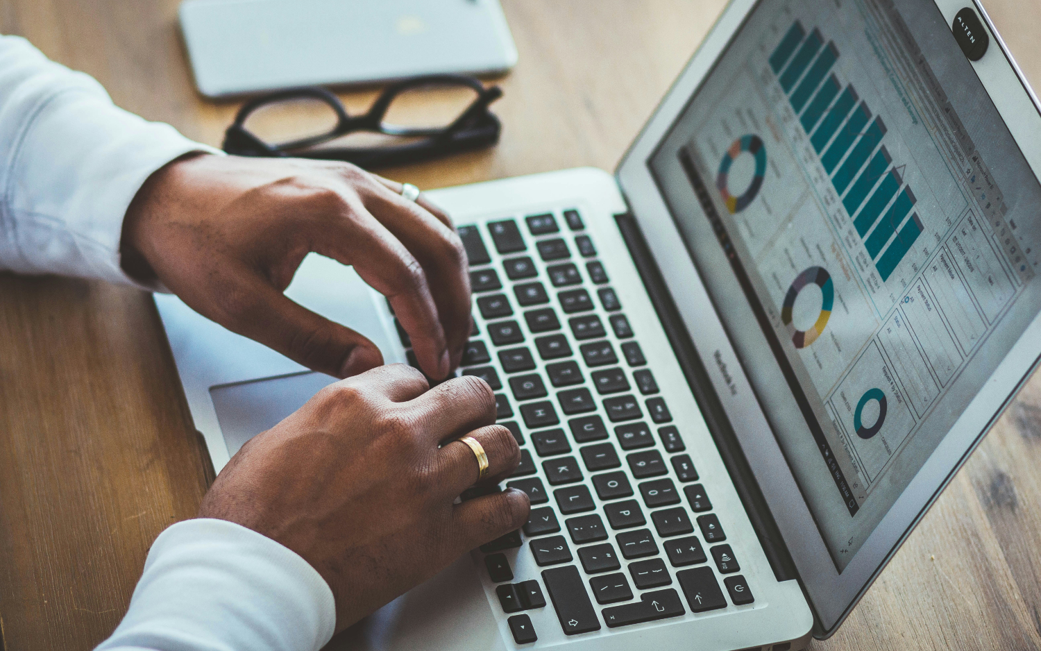 Why Online Side Hustles Scale Better Than Home Services
